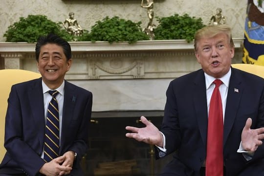 Donald Trump spricht mit Shinzo Abe, auch eine Runde Golf steht auf dem Plan.