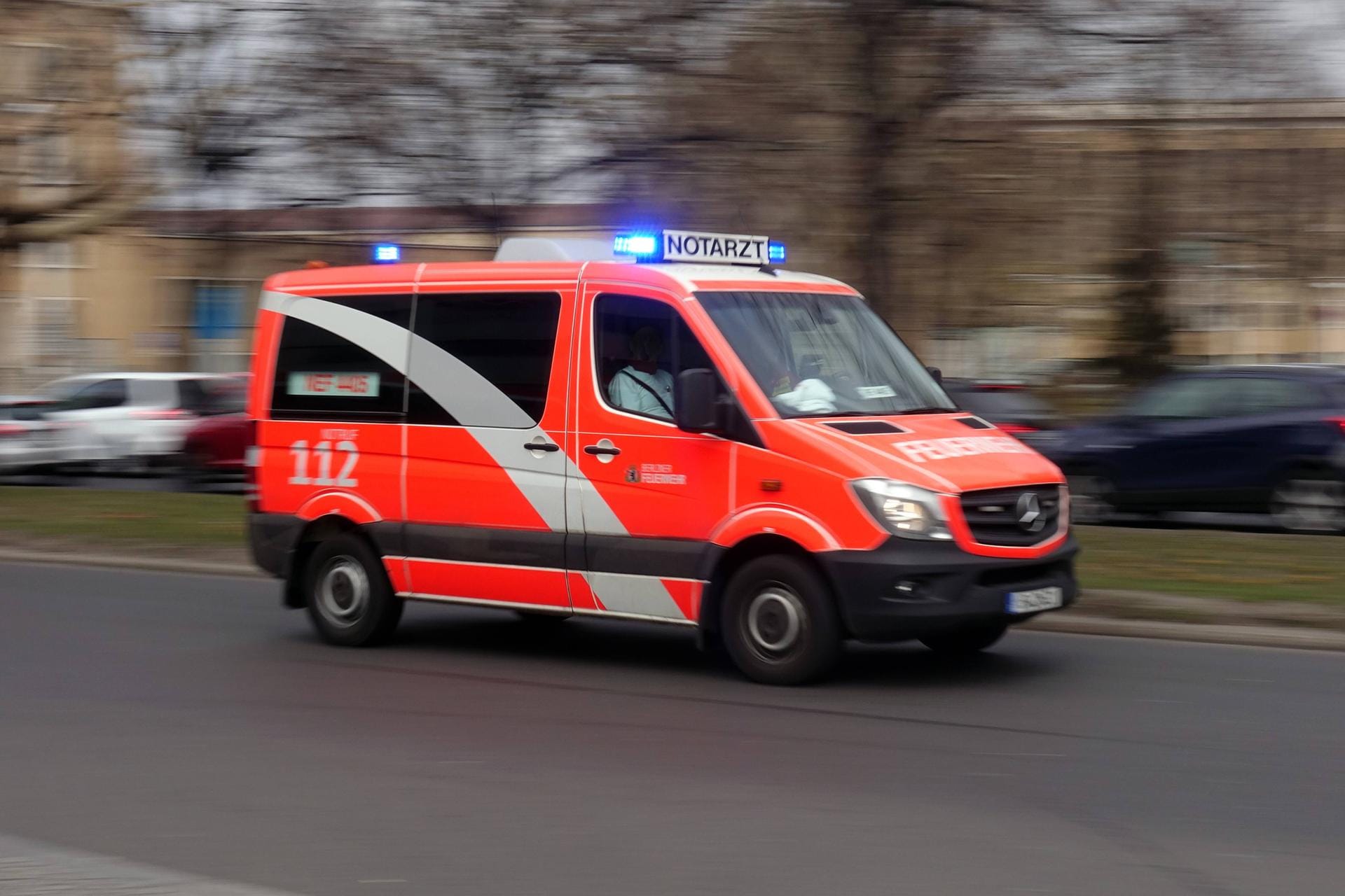 Ein Notarzt der Berliner Feuerwehr: In der Hauptstadt wurden Sanitäter bei einem Einsatz angegriffen.