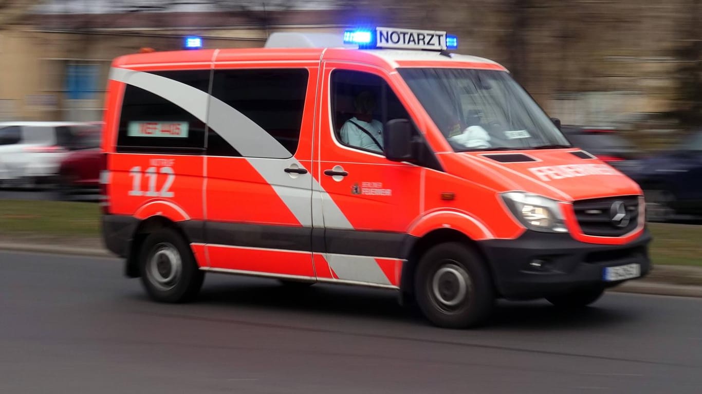 Ein Notarzt der Berliner Feuerwehr: In der Hauptstadt wurden Sanitäter bei einem Einsatz angegriffen.
