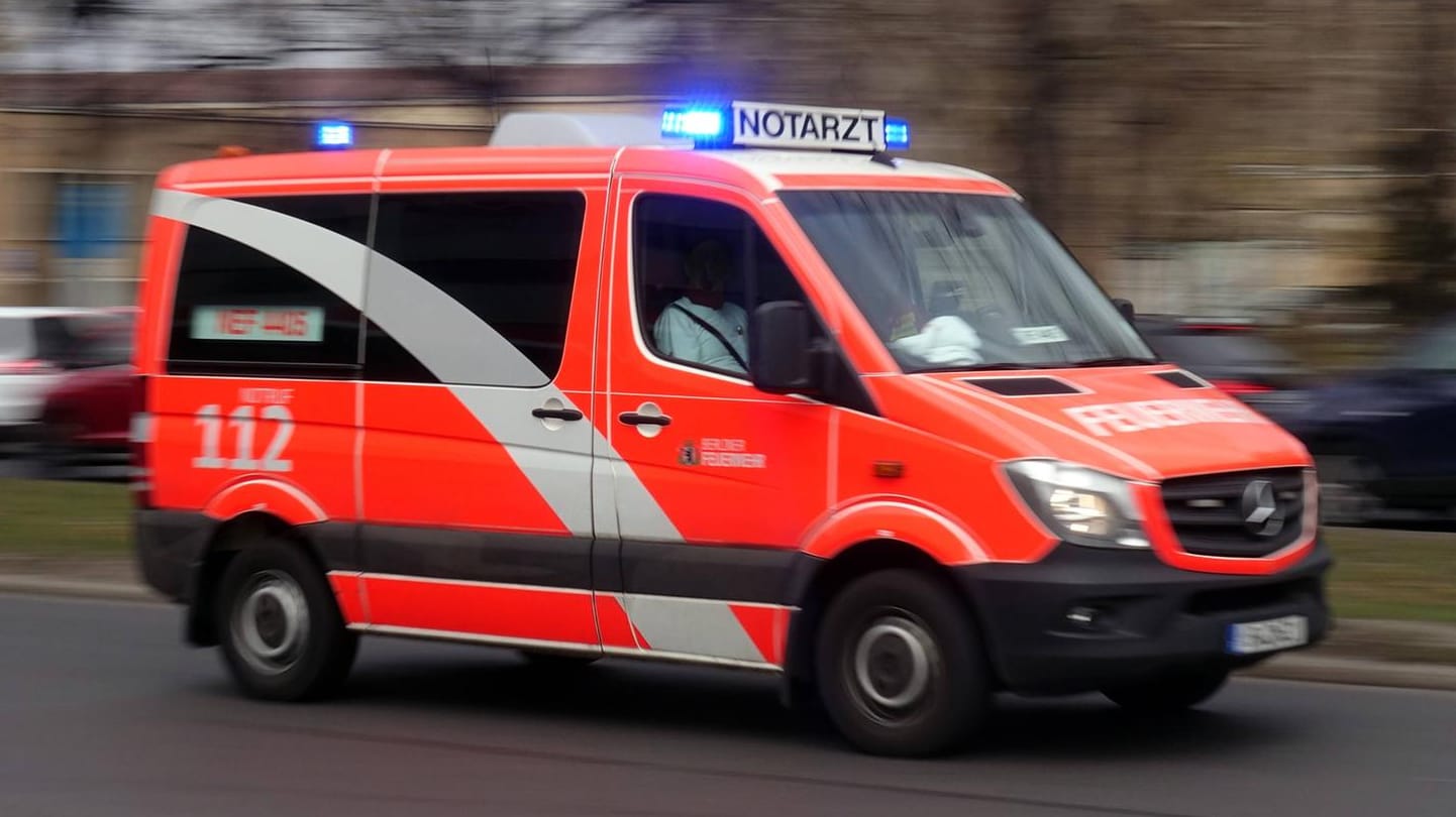 Ein Notarzt der Berliner Feuerwehr: In der Hauptstadt wurden Sanitäter bei einem Einsatz angegriffen.