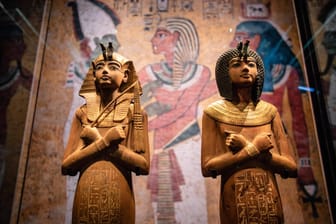 Schätze aus der Grabkammer Tutenchamuns in Paris: Der legendäre Pharao kam erst als siebtes Kind auf die Welt – vor ihm regierten seine großen Schwestern.