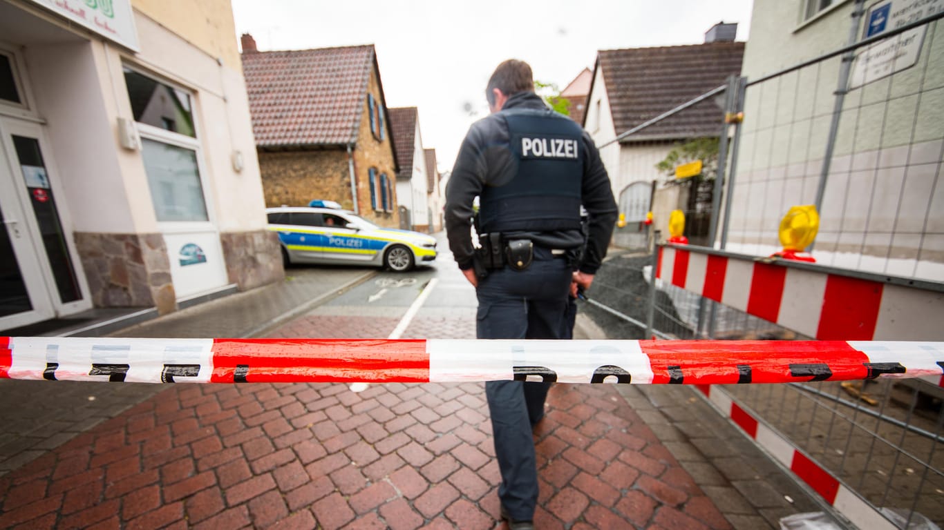 Die Polizei sperrt eine Straße in Rüsselsheim: Nach Schüssen in der hessischen Stadt wurden mehrere Mitglieder einer Großfamilie festgenommen.