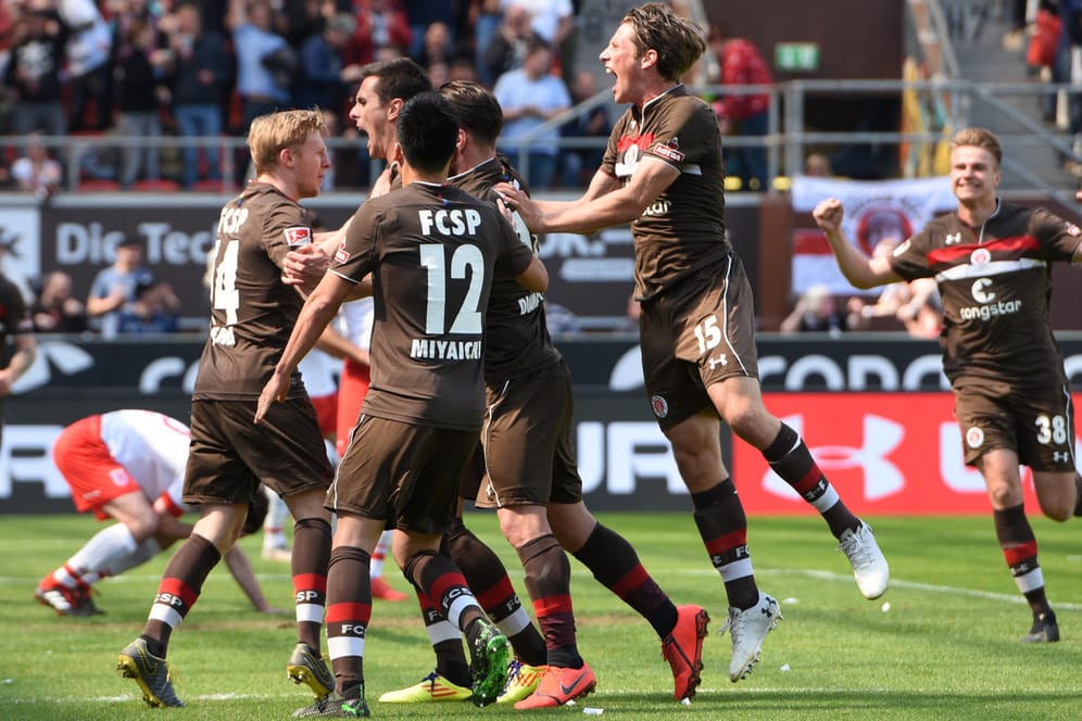 Wichtiger Heimsieg: St. Paulis Spieler jubeln nach dem Treffer zum 2:2 gegen Regensburg. Endstand: 4:2 für die Hamburger.