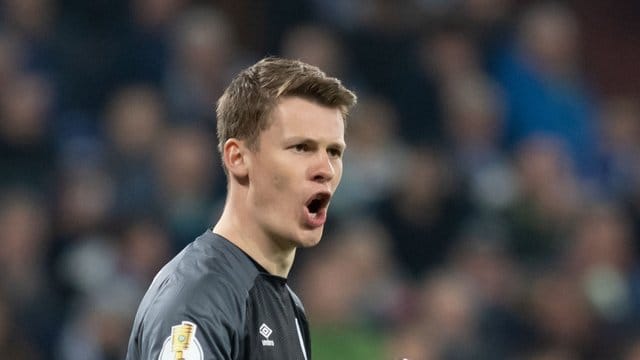 Schalkes Torwart Alexander Nübel ballt die Faust nach einer Parade.