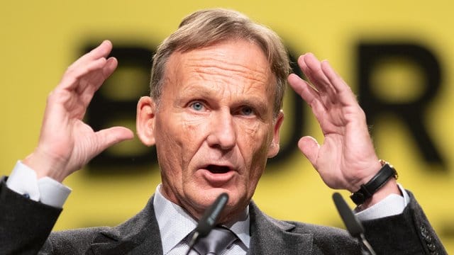 BVB-Geschäftsführer Hans-Joachim Watzke rechnet im Meisterkampf mit einem Patzer der Bayern. BVB-Geschäftsführer Hans-Joachim Watzke rechnet im Meisterkampf mit einem Patzer der Bayern.