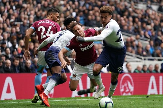Tottenham Hotspur hat im Kampf um die erneute Qualifikation zur Champions League einen Dämpfer kassiert.
