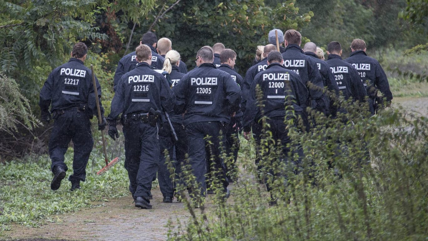 Berliner Polizisten im Einsatz (Symbolbild): Rund 280 Polizisten suchten nach dem vermeintlich entführten Mädchen.