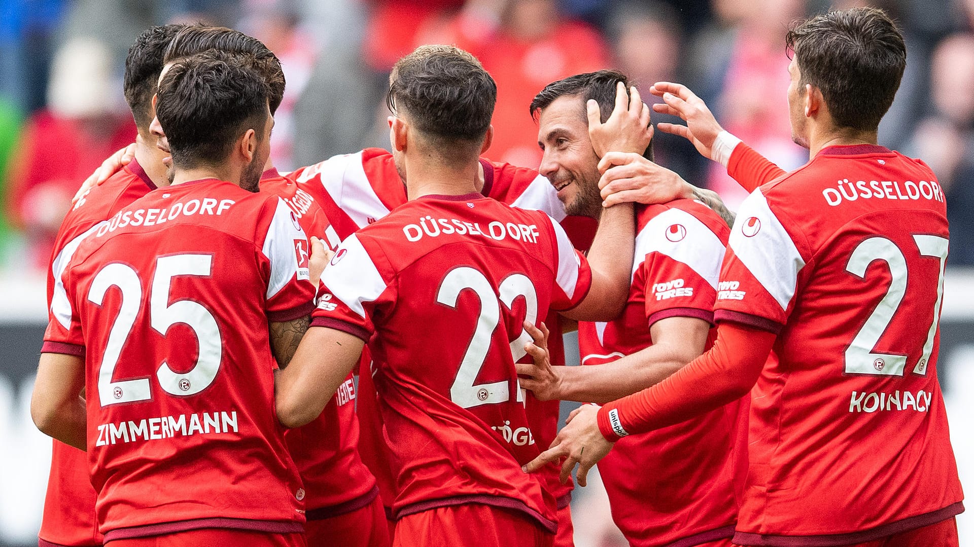 Düsseldorf besiegt Werder: Matthias Zimmermann, Kevin Stöger, Torschütze Markus Suttner und Dawid Kownacki jubeln nach dem Treffer zum 4:1.