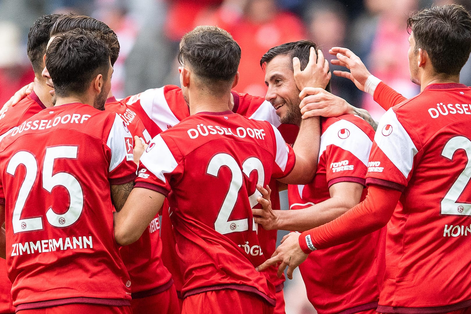 Düsseldorf besiegt Werder: Matthias Zimmermann, Kevin Stöger, Torschütze Markus Suttner und Dawid Kownacki jubeln nach dem Treffer zum 4:1.