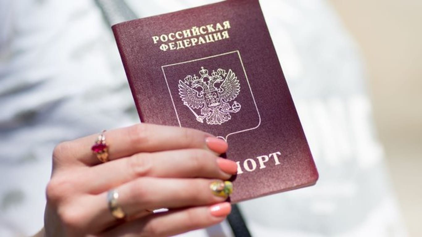 Vor wenigen Tagen hatte der Kremlchef Putin ein Dekret unterschrieben, wonach Ostukrainer einen russischen Pass bekommen sollen.