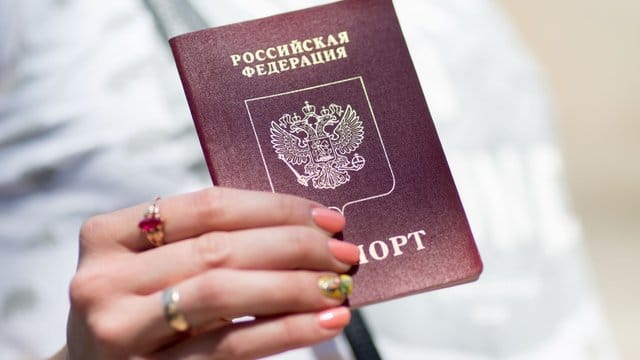 Vor wenigen Tagen hatte der Kremlchef Putin ein Dekret unterschrieben, wonach Ostukrainer einen russischen Pass bekommen sollen.