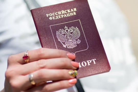 Vor wenigen Tagen hatte der Kremlchef Putin ein Dekret unterschrieben, wonach Ostukrainer einen russischen Pass bekommen sollen.