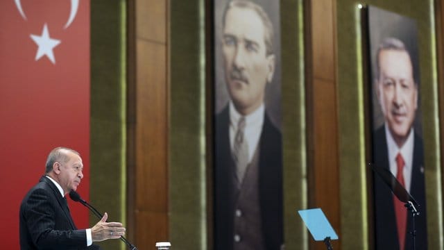 Der türkische Präsident Recep Tayyip Erdogan warnt parteiinterne Widersacher. Der türkische Präsident Recep Tayyip Erdogan warnt parteiinterne Widersacher.