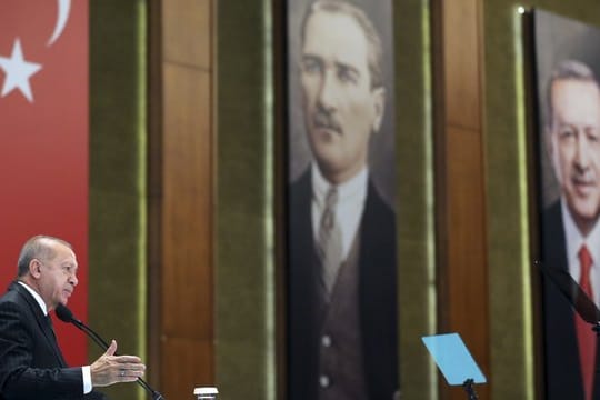 Der türkische Präsident Recep Tayyip Erdogan warnt parteiinterne Widersacher.