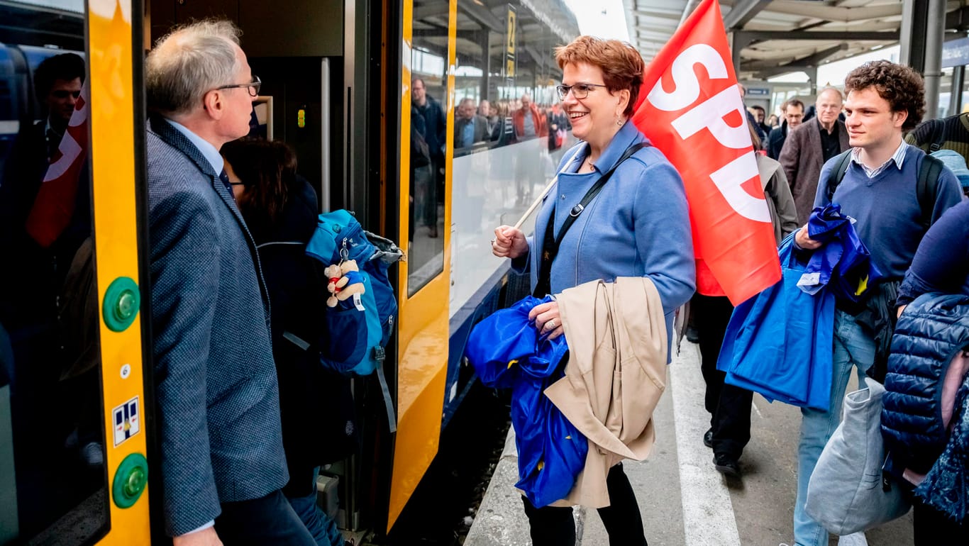 Wahlkampf-Start mit Hindernissen: Gaby Bischoff, die Spitzenkandidatin der Berliner SPD, beim Umstieg am Bahnhof Berlin-Lichtenberg.