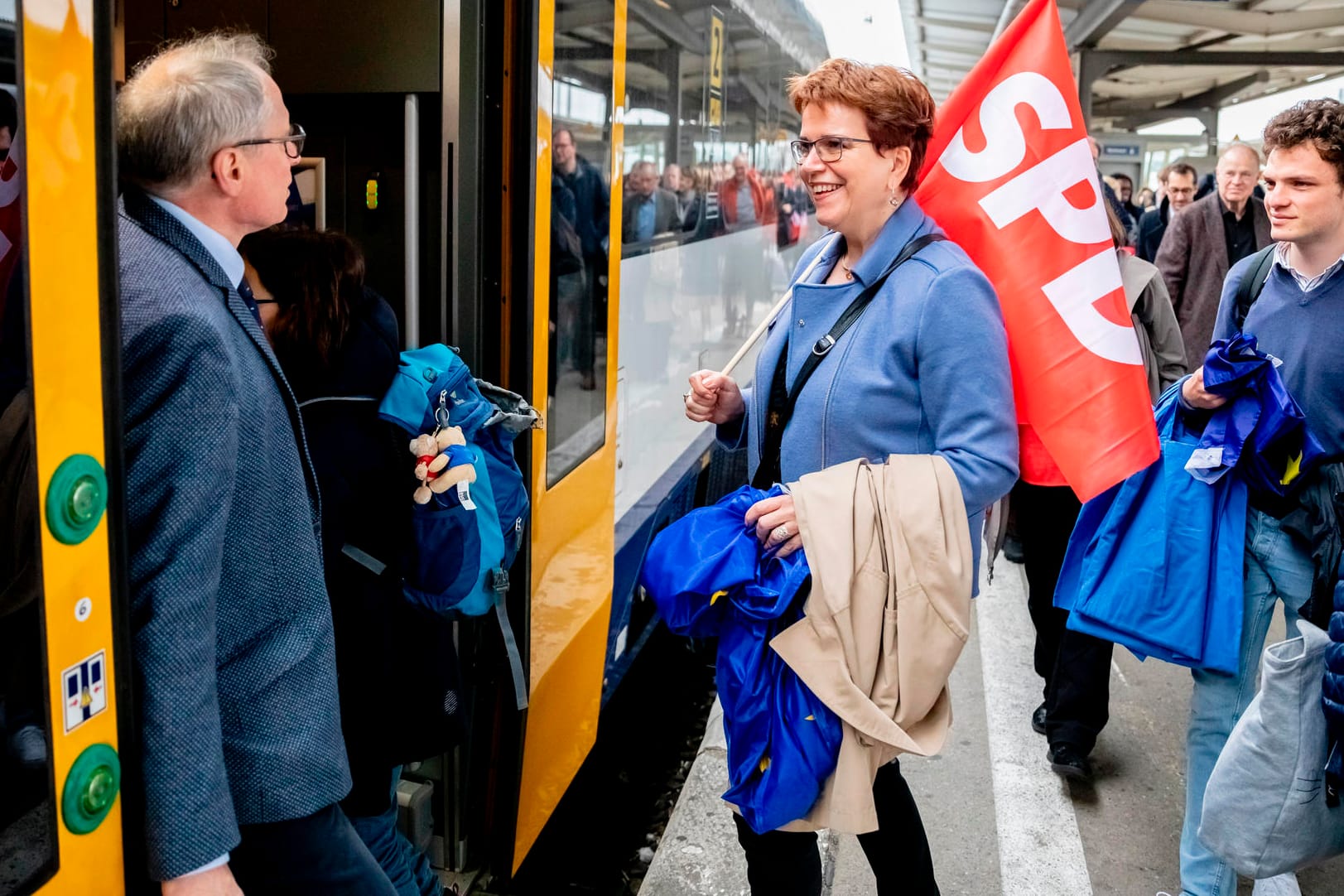 Wahlkampf-Start mit Hindernissen: Gaby Bischoff, die Spitzenkandidatin der Berliner SPD, beim Umstieg am Bahnhof Berlin-Lichtenberg.