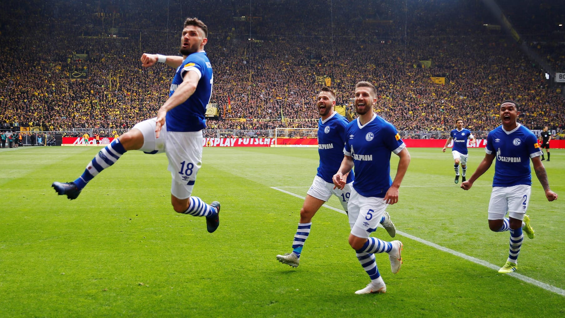 Pure Freude: Schalkes Daniel Caligiuri (l.) hebt ab.