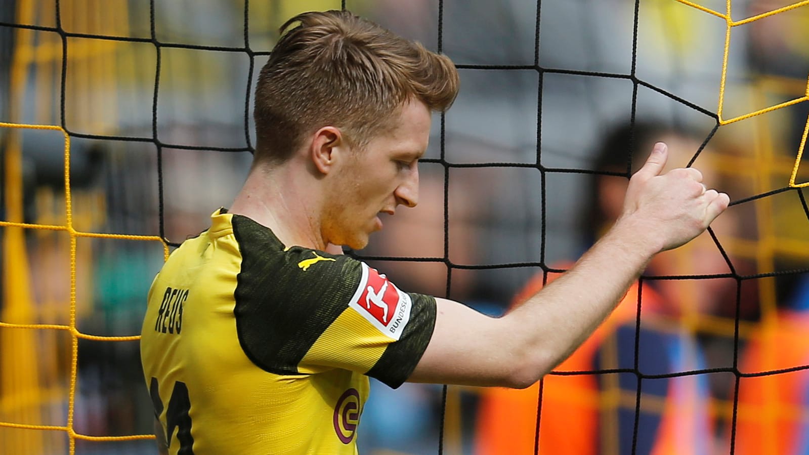 Niedergeschlagen: Marco Reus schadete seinem Team mit einem Platzverweis.