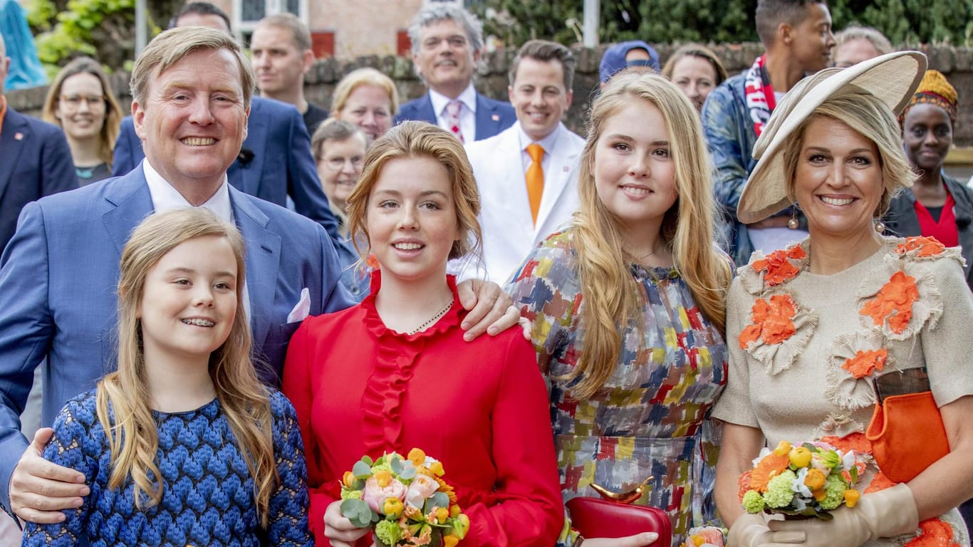 Willem-Alexander mit seiner Frau Maxima und den drei gemeinsamen Töchtern Amalia, Alexia und Ariane.