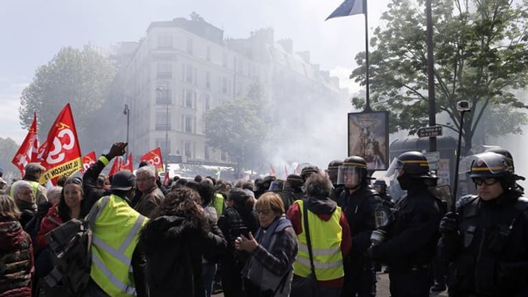 Demonstranten marschieren durch Paris.
