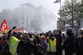 Demonstranten marschieren durch Paris.