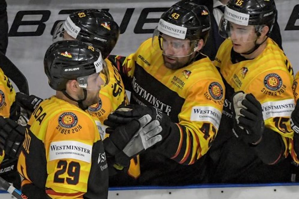 Leon Draisaitl (l) jubelt mit seinen Teamkollegen nach seinem Treffer zum 2:1 gegen Österreich.