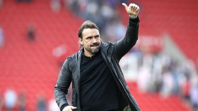 Norwich City Trainer Daniel Farke hat mit seiner Mannschaft den Aufstieg in die Premier League geschafft. Norwich City Trainer Daniel Farke hat mit seiner Mannschaft den Aufstieg in die Premier League geschafft.