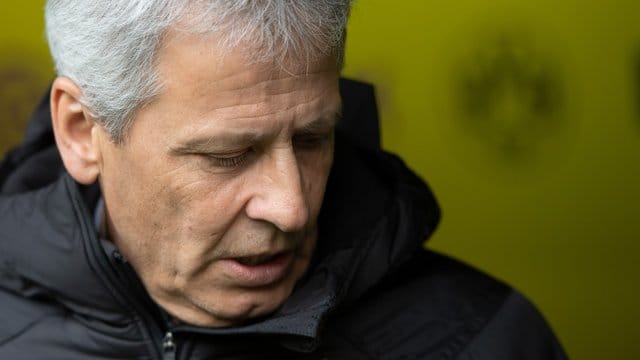 Dortmunds Trainer Lucien Favre war nach der Niederlage gegen Schalke restlos bedient. Dortmunds Trainer Lucien Favre war nach der Niederlage gegen Schalke restlos bedient.