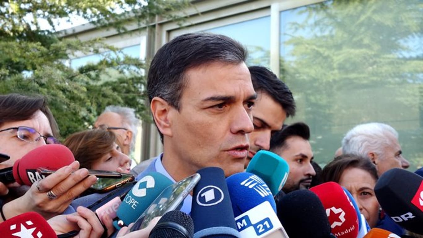 Spaniens amtierender Ministerpräsident Pedro Sanchez spricht in Madrid mit Journalisten.