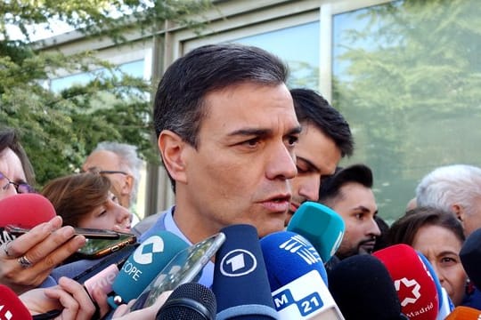 Spaniens amtierender Ministerpräsident Pedro Sanchez spricht in Madrid mit Journalisten.