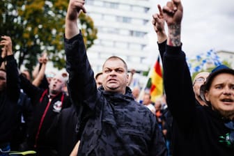 Rechte Demonstranten in Chemnitz: "Rechtsextremistische Strukturen sind heute für unsere Demokratie so gefährlich wie noch nie nach 1945", sagte Konstantin von Notz von den Grünen.
