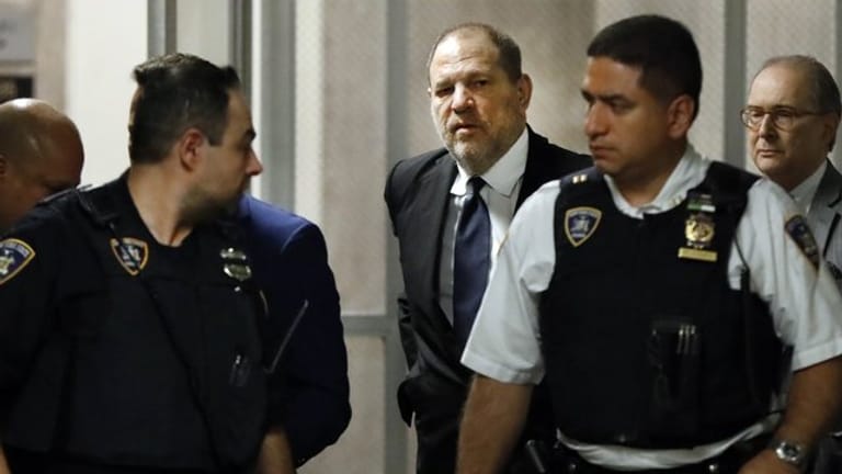 Harvey Weinstein verlässt den Gerichtssaal nach einer Anhörung.
