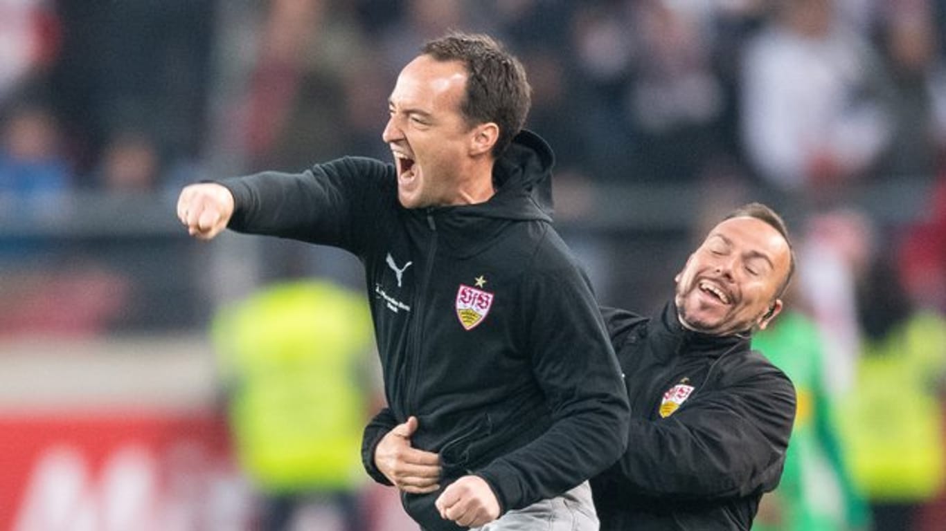 VfB-Coach Nico Willig (l) und Co-Trainer Francisco Vaz freuen sich nach dem Heimsieg.