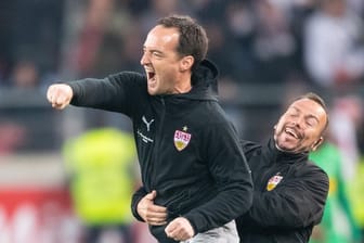 VfB-Coach Nico Willig (l) und Co-Trainer Francisco Vaz freuen sich nach dem Heimsieg.