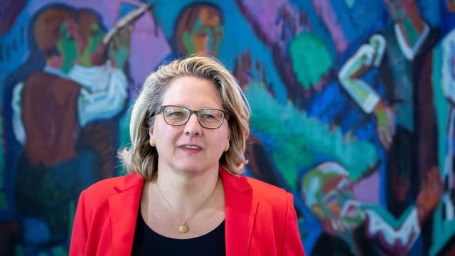 Bundesumweltministerin Schulze betont die existenzielle Bedeutung im Kampf gegen das Artensterben. Bundesumweltministerin Schulze betont die existenzielle Bedeutung im Kampf gegen das Artensterben.