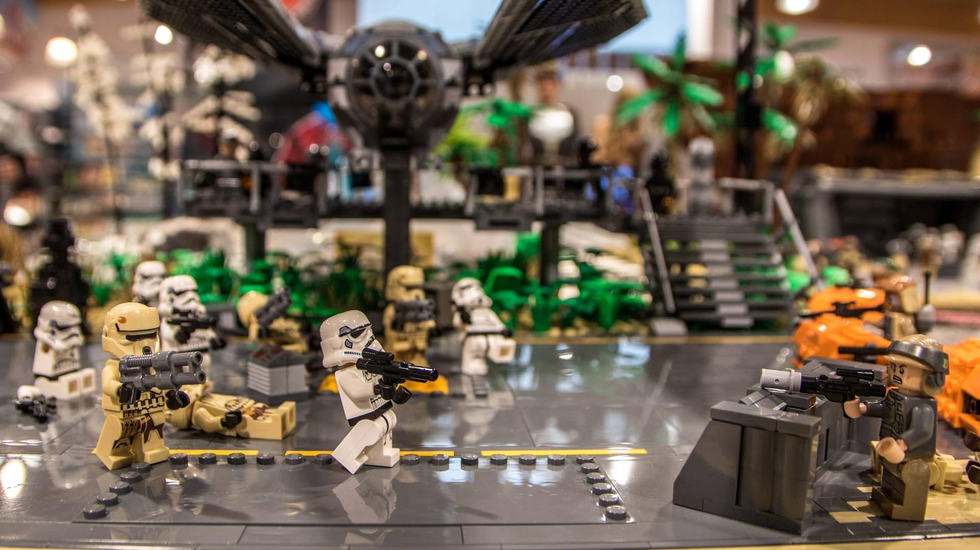 Spielsteine von Lego im "Star Wars"-Stil auf einer Veranstaltung in einem Fachmarkt