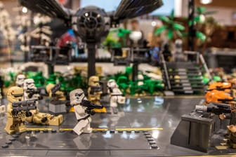 Spielsteine von Lego im "Star Wars"-Stil auf einer Veranstaltung in einem Fachmarkt