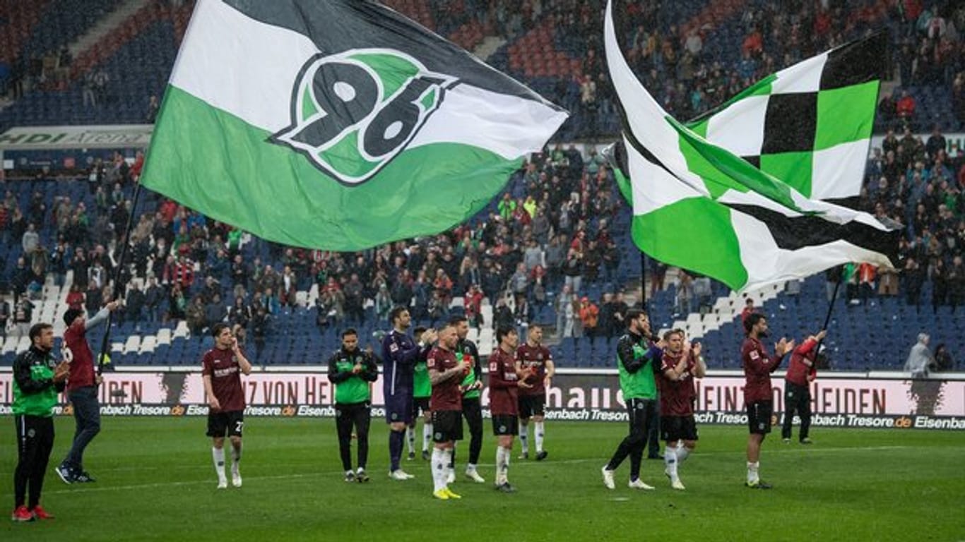 Die Spieler von Hannover 96 feiern den Sieg über den FSV Mainz 05 mit den Fans.