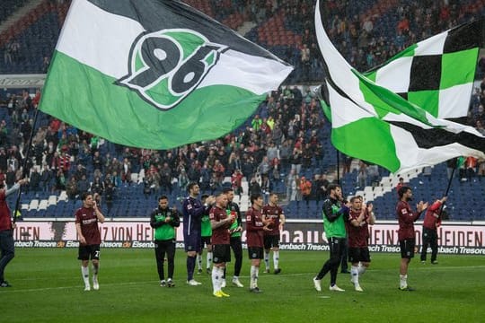 Die Spieler von Hannover 96 feiern den Sieg über den FSV Mainz 05 mit den Fans.