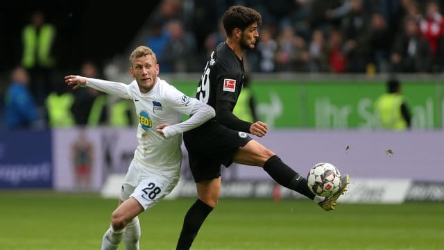 Herthas Fabian Lustenberger (l) und Frankfurts Goncalo Paciencia kämpfen um den Ball - die Partie endet torlos.