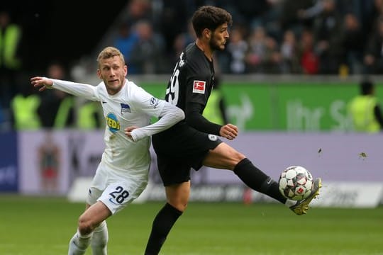 Herthas Fabian Lustenberger (l) und Frankfurts Goncalo Paciencia kämpfen um den Ball - die Partie endet torlos.