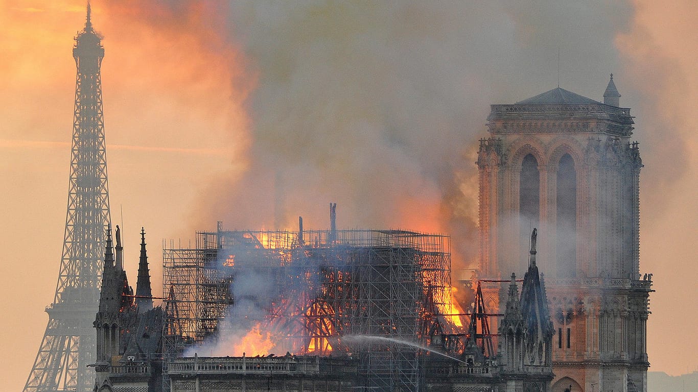 Flammen und Rauch prangen aus der Kathedrale Notre-Dame