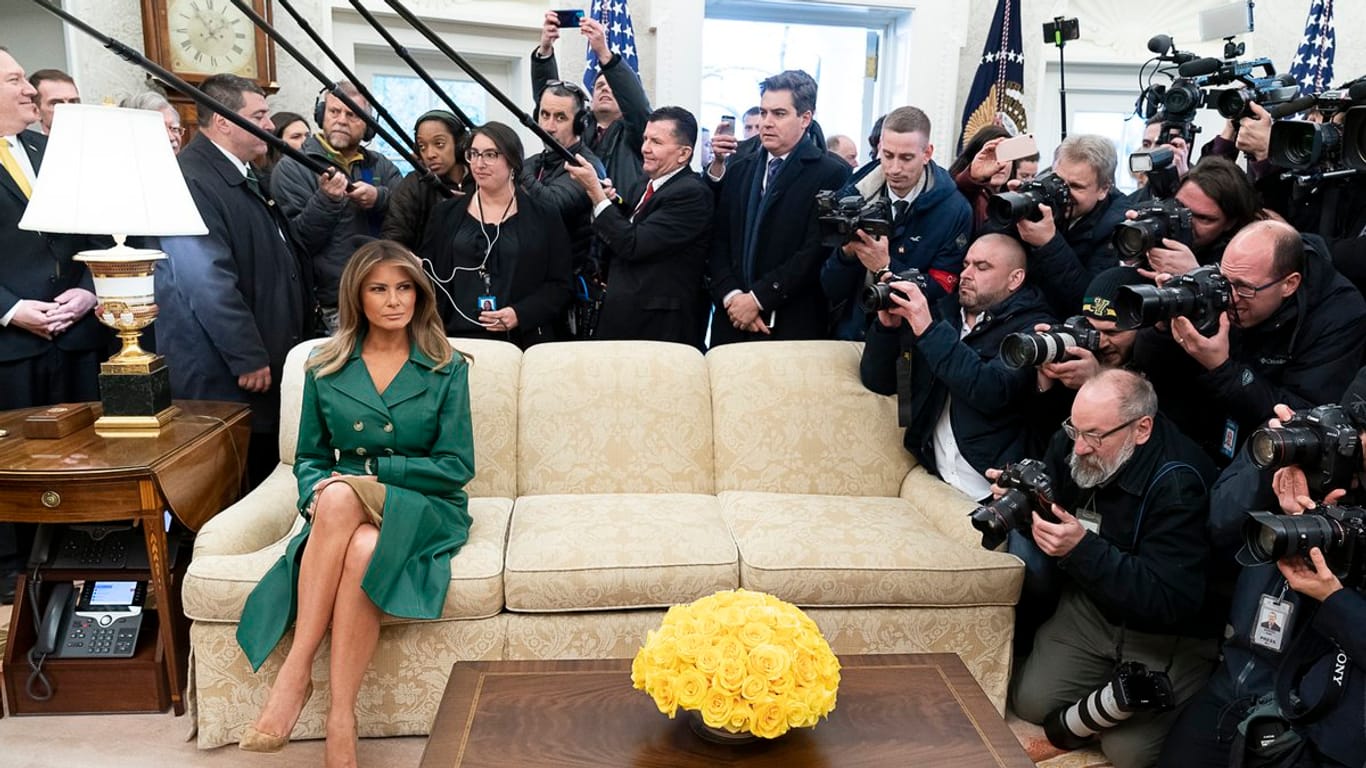 Melania Trump sitzt auf einem Sofa des Oval Office – an ihrer Seite zahlreiche Fotografen