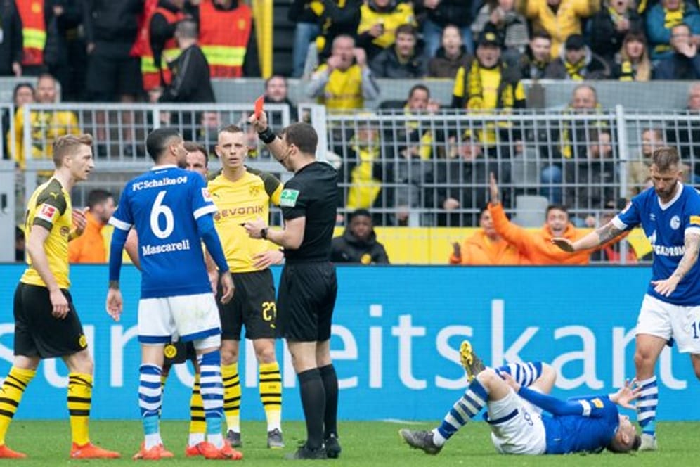 Schiedsrichter Felix Zwayer (M) zeigt Dortmunds Marco Reus (l) die Rote Karte.