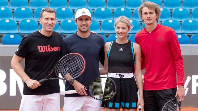 Alexander Zverev posiert neben Model und Moderatorin Lena Gercke in München für ein Foto.