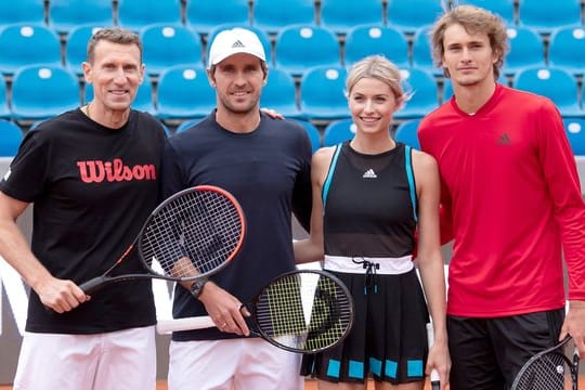 Alexander Zverev posiert neben Model und Moderatorin Lena Gercke in München für ein Foto.