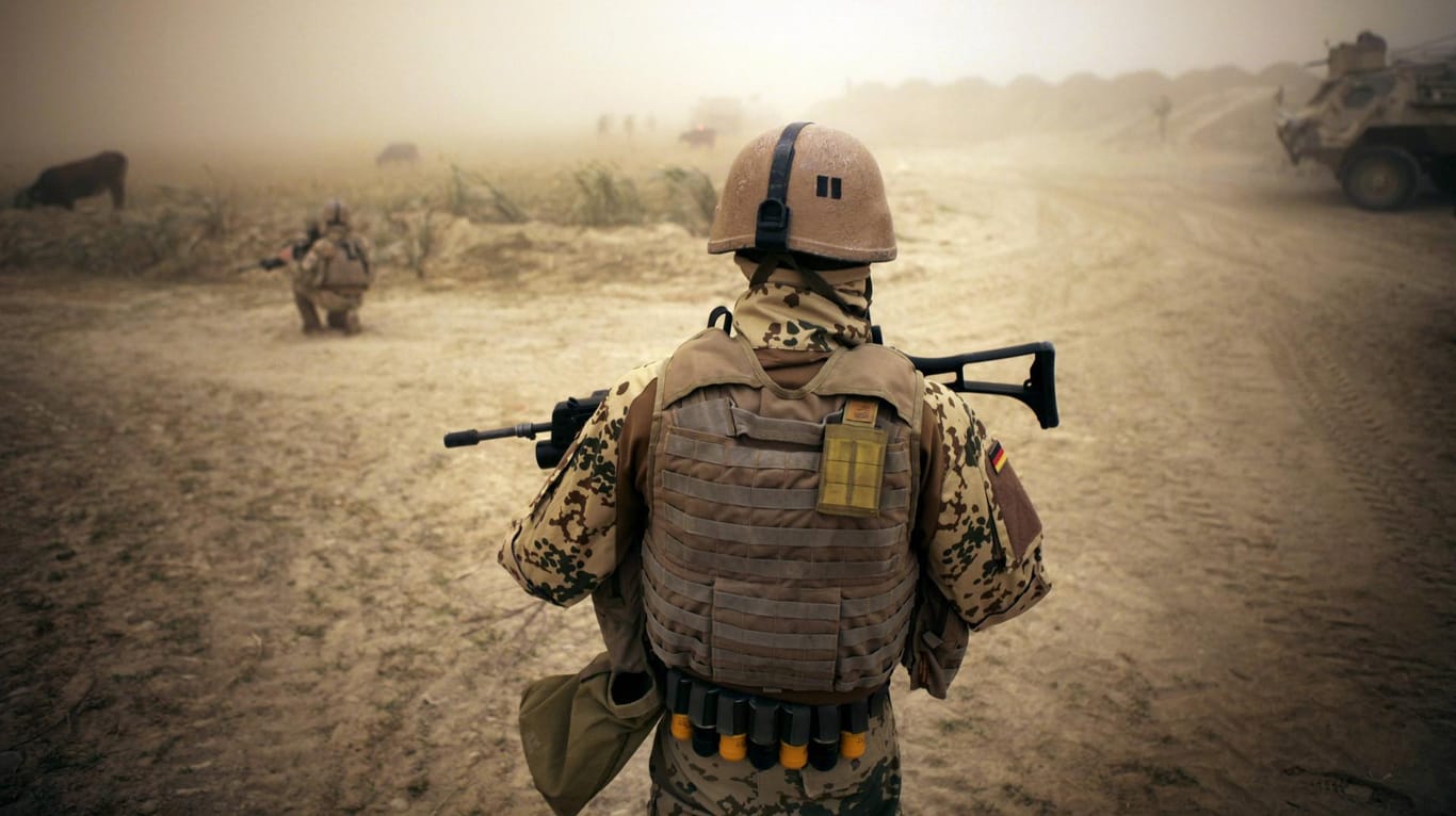 Ein Bundeswehrsoldat in einem Sandsturm: 37 Soldaten sind mittlerweile in Gefechten gestorben, davon 35 in Afghanistan.
