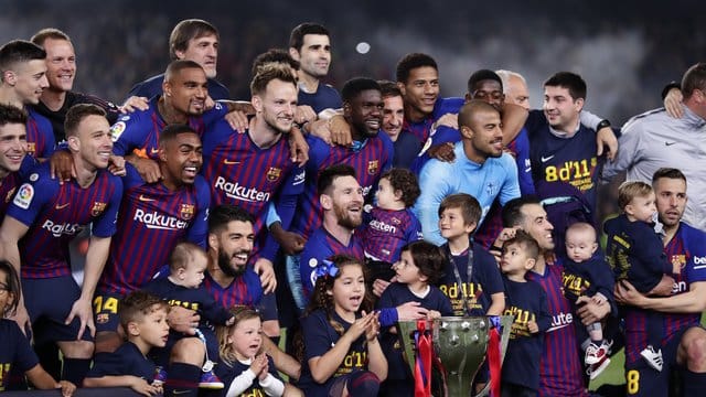Die Mannschafte des FC Barcelona um Lionel Messi (M) feiert nach dem Sieg über UD Levante die Meisterschaft. Die Mannschafte des FC Barcelona um Lionel Messi (M) feiert nach dem Sieg über UD Levante die Meisterschaft.