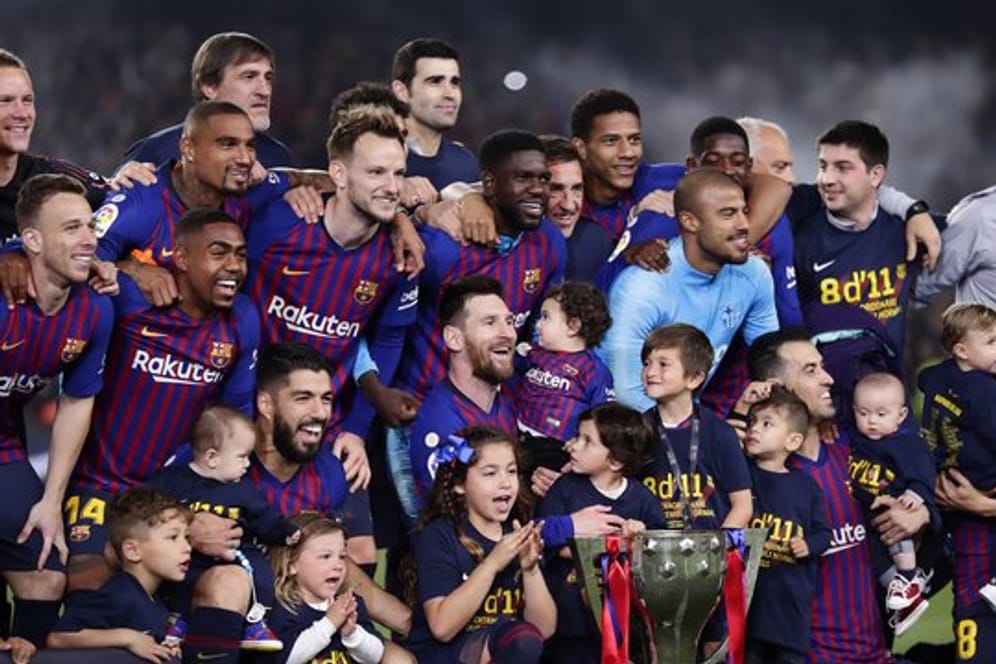Die Mannschafte des FC Barcelona um Lionel Messi (M) feiert nach dem Sieg über UD Levante die Meisterschaft.
