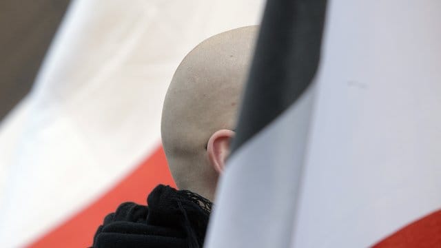 Ein Rechtsextremer während einer Demonstration in Mainz (Archiv).